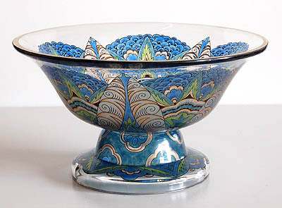 Bowl on hollow stand with enamel paint decoration and gilt rim design attributed to Alfred Walter ca.1915 executed by Fachschule Steinschönau / Bohemia 