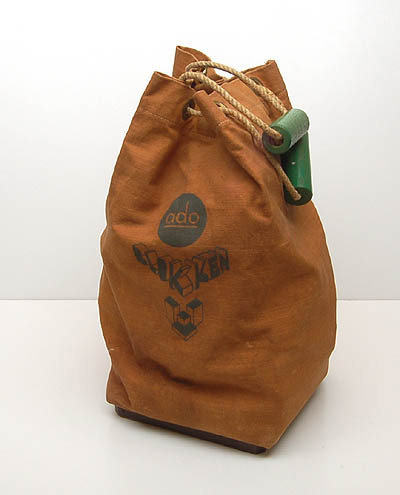 Canvas bag with wooden blocks ca.50 design Ko Verzuu ca.1935 executed by ADO Arbeid door onvolwaardigen / the Netherlands 