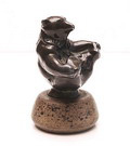  Disko metalen beeldje van beer op natuurstenen voetstuk ontwerp Just Andersen 1884-1943)/ Denemarken ca.1925 Disko metaal is een alloy van lood en antimoon en was een uitvinding van Just Andersen zelf en vernoemd naar the Disko Bay in Groenland waar hij opgroeide 