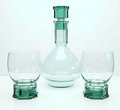 VERKOCHT IN AFTERSALE Meerblauwe whiskykaraf met 8-kantig geslepen hals en stop twee bijbehorende glazen met 8-kantig geslepen voet ontwerp A.D.Copier 1927 uitvoering Leerdam 