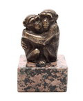 Bronzen beeldje van twee aapjes op natuurstenen voetstuk ontwerp en uitvoering onbekend ca.1950 