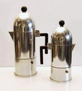 Twee aluminium percolator's La Cupola ontwerp Aldo Rossi 1984 uitvoering Alessi / Italie Beide winkelmodellen Maten 22,5 cm ongebruikt nieuwstaat 28,5 cm gebruikte staat 