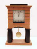 Houten en kunststof electrische klok ontwerp Michael Graves 1988 uitvoering Alessi / Italie Met originele verpakking 