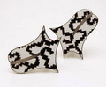 Paar oorclips met emaille decoratie Leaves ontwerp Alessandro Mendini 1986 uitvoering Acme / USA Opgenomen in de permanente collectie van het Groninger Museum 