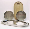 Serveerset Cylinda line ontwerp Arne Jacobsen 1968 uitvoering Stelton / Denemarken Bestaande uit serveerblad viszeef houten snijplank en twee serveerschotels 