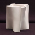 Wit geglazuurde aardewerk vaas ontwerp Jan van der Vaart ca.1980 uitvoering Makkum / Holland 