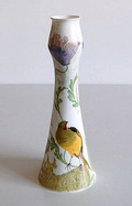 Eierschaal vaasje met geschilderde decoratie van bloemen en vogels uitvoering Rozenburg / Den Haag 1904 beschildering uitgevoerd door Sam Schelling 