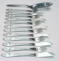 6 verzilverde viscouverts no.257 in etui met visschep alle met afbeelding van vis ontwerp Georg Nillson 1936 uitvoering GERO Maten Visvork lang16 cm Vismes lang 18,5 cm Visschep lang 24 cm 