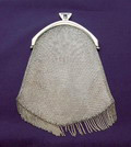 Zilveren Art-Deco beugeltas met alpaca beugel en cabuchon geslepen amethist in zilveren rondzetting ca.1935 