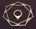 Zilveren ring bijbehorende armband met scharnierende schakels afgewerkt met 14 kt gouden knopjes Ontwerp en uitvoering B.H.J.M.Peters / Amsterdam 1988-heden Maten Diam binnenkant armband ca.5,5 á 6 cm Ringmaat ca.17,5 mm 