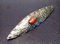 Zilveren Amsterdamse School broche met cabuchon geslepen bloedkoraal in bijzondere zetting ca.1935 