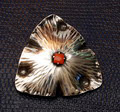 Zilveren Amsterdamse School broche 3-kantig met een vierkant geslepen bloedkoraal uitvoering Baksteen ca.1935 / Rotterdam 