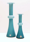 Twee lichtblauwe Carnaby vazen binnen wit lichtblauw met helder glazen overlay ontwerp Michael Bang ca.1965 Holmegaard / Denemarken Hoog 31,3 21,2 cm 