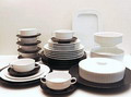 VERKOCHT IN AFTERSALE Porcelain noire eetservies Variation 6-pers / 44 delen met bijbehorende zwarte onderborden ontwerp Tapio Wirkkala 1962 uitvoering Rosenthal / Duitsland 1962-1979 Bordmaten zwart -31,5 cm wit -28,5 cm wit -25 cm wit -20 cm zwart -16,5 cm 