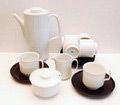 VERKOCHT IN AFTERSALE Porcelain noire koffieservies Variation 6-pers / 17 delen met bijbehorende zwarte schoteltjes ontwerp Tapio Wirkkala 1962 uitvoering Rosenthal / Duitsland 1962-1979 