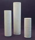 Mat witte cylindervazen met structuur 3x ontwerp Tapio Wirkkala 1964 uitvoering Rosenthal / Duitsland Vaasnummers 7067 / 30,2 cm 7069 / 22,8 cm 7068 / 16 cm 