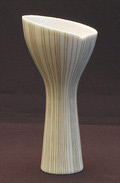 Mat witte vaas 2729 met goud lijndecor ontwerp Tapio Wirkkala 1956 haaifish serien uitvoering Rosenthal / Duitsland 