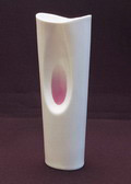 Glanzende witte vaas met rose en blauw aflopend decor ontwerp Tapio Wirkkala ca.1965 uitvoering Rosenthal / Duitsland vermoedelijk in opdracht van de Firma i 