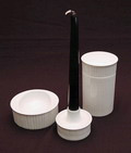 VERKOCHT IN AFTERSALE Driedelige rookset Variation in orginele verpakking ontwerp Tapio Wirkkala 1962 uitvoering Rosenthal / Duitsland 1962-1979 Maten Doos hoog 13 cm Asbak diam 10,2 cm Kandelaar diam 7 cm 