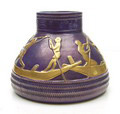 Aardewerk vaas met vergulde reliëf decoratie van boten met roeiers uitvoering Wien / Oostenrijk ca.1920 
