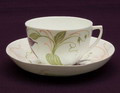 Eierschaal kop schotel met polychrome florale decoratie uitvoering Rozenburg / Den Haag 1900 Maten Kopje hoog 5,2 cm Schoteltje diam 12,2 cm 