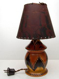 Aardewerk lampvoet met originele gebatikte perkamenten kap met Amsterdamse School motieven ontwerp Jan Schonk 1925-'30 uitvoering Zuid-Holland 