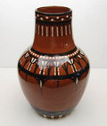 Aardewerk vaas met abstracte decoratie van wit en zwart op bruine ondergrond uitvoering DKP Dortse Kunstpotterij 1903-'08 ontwerp beschildering Corn.de Bruin of Klaas Vet 