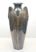  Art-nouveau vaas met reliëfdecor van vlinders met lusterglazuur vermoedelijk Frankrijk ca.1910 