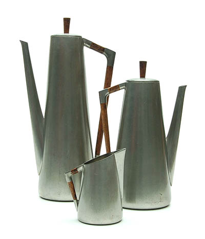  Pewter mocha- and coffeepot with a milkjug all with wooden handles / knobs design unknown executed by Fa Daalderop Tiel / the Netherlands ca.1965 Heights 31 23,2 13,6 cm 