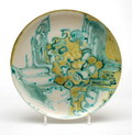  Aardewerk wandschotel met abstracte decoratie van bloemen in geel en groen op crèmekleurige ondergrond ontwerp Roelof Sterken 1926 uitvoering Ram / Arnhem 