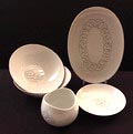 Porseleinen serviesdelen 5x Continental China door Raymond Loewy speciaal voor de Amerikaanse markt ontworpen in 1953 uitvoering Rosenthal / Duitsland Maten Ovale schotel 33,3 x 24 cm Soepbord diam 19,3 cm Sauskom hoog 10,6 cm Twee schalen diam 23,7 cm 
