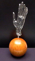  Voor de lamp geblazen helderglazen linker Hand op houten sokkel ontwerp uitvoering Jöel Rey ca.1995 Geneve / Zwitserland 