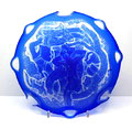  Cameo-geëtste helder blauw glazen schaal met voorstelling van Vrouw met Poezen ontwerp uitvoering Klara Lebovitz-Jiriskovà 1994 Tsjecho-Slowakije / België 
