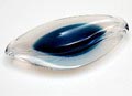  Vrij geblazen en gevormd blank glazen Unica schaaltje MA 2507 met opaline band en blauwe bodem ontwerp Floris Meydam 1957 uitvoering Leerdam 