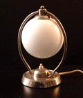  Verchroomd bureaulampje met witglazen bol ontwerp naar Gispen ca.1930 