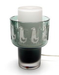  Glazen lamp met losse gesatineerde cylinder onderzijde lamp is geëtst bovenzijde heeft zowel aan binnen- als buitenkant een gezandstraalde decoratie van vogels ontwerp toegeschreven aan Vicke Lindstrand ca.1965 uitvoering Kosta / Zweden 