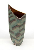  Steengoed Unicum vaas ingekleurde klei met barium-glazuur en goudluster binnenzijde ontwerp uitvoering Noor Camstra 1993 Nederland Geëxposeerd geweest Hennig Galerie Darmstadt / Duitsland 1993 Werk o.a in collecties Museum Boijmans-van Beuningen Rotterdam Museum het Princessehof Leeuwarden Museum Bellerive Zürich CH Ichon World Ceramic Center Korea 