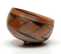  Steengoed kom met abstracte geometrische decoratie zoutglazuur afwerking gereduceerd gestookt in houtoven ontwerp uitvoering Karin Zander 1995 Duitsland Werk o.a in collecties Museum für Kunst und Gewerbe Hamburg Kunstgewerbemuseum Berlin Königlich Staatliches Museum Kopenhagen 