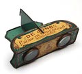  Blikken Stereoscoop met 57 stereo-foto's reclame item ca.1910 voor De Jong Cacao en Chocolaad Wormerveer Te weten De in de Stereoscoop passende photografiën bevinden zich in onze Luxe-bussen De Jong's Reclame Cacao en in onze tabletten enz Zoete chocolaad van 15 cents en duurder 