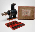  Metalen Toverlantaan in doos met 18 glazen toverlantaarn-plaatjes ontwerp uitvoering J.F Jean Falck Duitsland ca.1920 