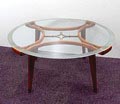  Salontafel houten onderstel in het midden bijeengehouden door verguld metalen middenstuk met glazen blad met gesatineerde rand ontwerp toegeschreven aan Gio Ponti Italië ca.1950 