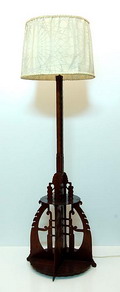  Houten Amsterdamse School vloerlamp met stoffen kap vervaardigd uit multiplex ontwerp uitvoering onbekend vermoedelijk huisvlijt Nederland ca.1925 