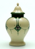  Porseleinen dekselvaas met abstracte decoratie naar ontwerp van Bert Nienhuis ca.1915 uitvoering O E G Oscar and Edgar Gutherz Altrohlau / Oostenrijk vóór 1918 