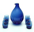  Blauw glazen kan en 6 glaasjes ontwerp Timo Sarpaneva 1956 uitvoering Iittala / Finland 