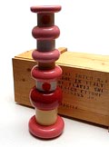  Aardewerk Mini Totem no.1 no.44/150 ontwerp Ettore Sottsass 1963 uitvoering Bitossi / Italië 1995-'96 in een gelimiteerde oplage van 150 stuks Met orginele houten krat 