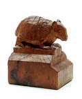  Gestoken houten beeldje van een Gordeldier Dasypus sexcinctus vermoedelijk Nederlands ca.1920 