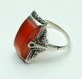  Zilveren Art-Deco ring met rechthoekige bolgeslepen carneool en markasiet steentjes ontwerp uitvoering onbekend ca.1930 