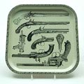  Metalen dienblad met transfer print decoratie van pistolen achterzijde bedrukt met houtmotief ontwerp Piero Fornasetti Italie ca.1960 uitvoering onbekend 