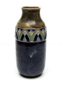  Aardewerk Art-Nouveau vaas met polychroom geglazuurde reliëf-decoratie ontwerp Florrie Jones 1912-'20 uitvoering Royal Doulton / Engeland 