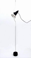  Hanglamp Parentesi oude uitvoering staalkabel met gewicht met wit geëmailleerde buis waaraan spot ontwerp Achille Castiglioni Pio Manzù 1970 uitvoering Flos Bovezzo / Italië 